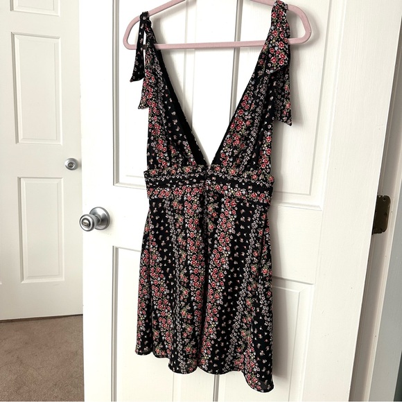 Forever 21 Floral Ditsy Pattern V-Neck Tie Swing Dress Size S - Picture 4 of 8